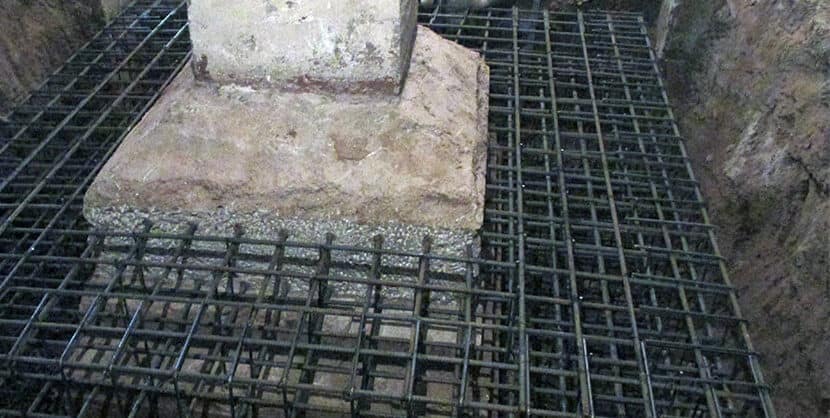 Добавление арматуры для укрепления плитного фундамента